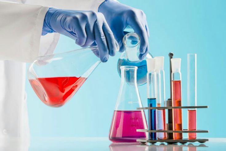 Manganian(VII) potasu, fenoloftaleina i nie tylko - czyli o kolorowych reakcjach w chemii
