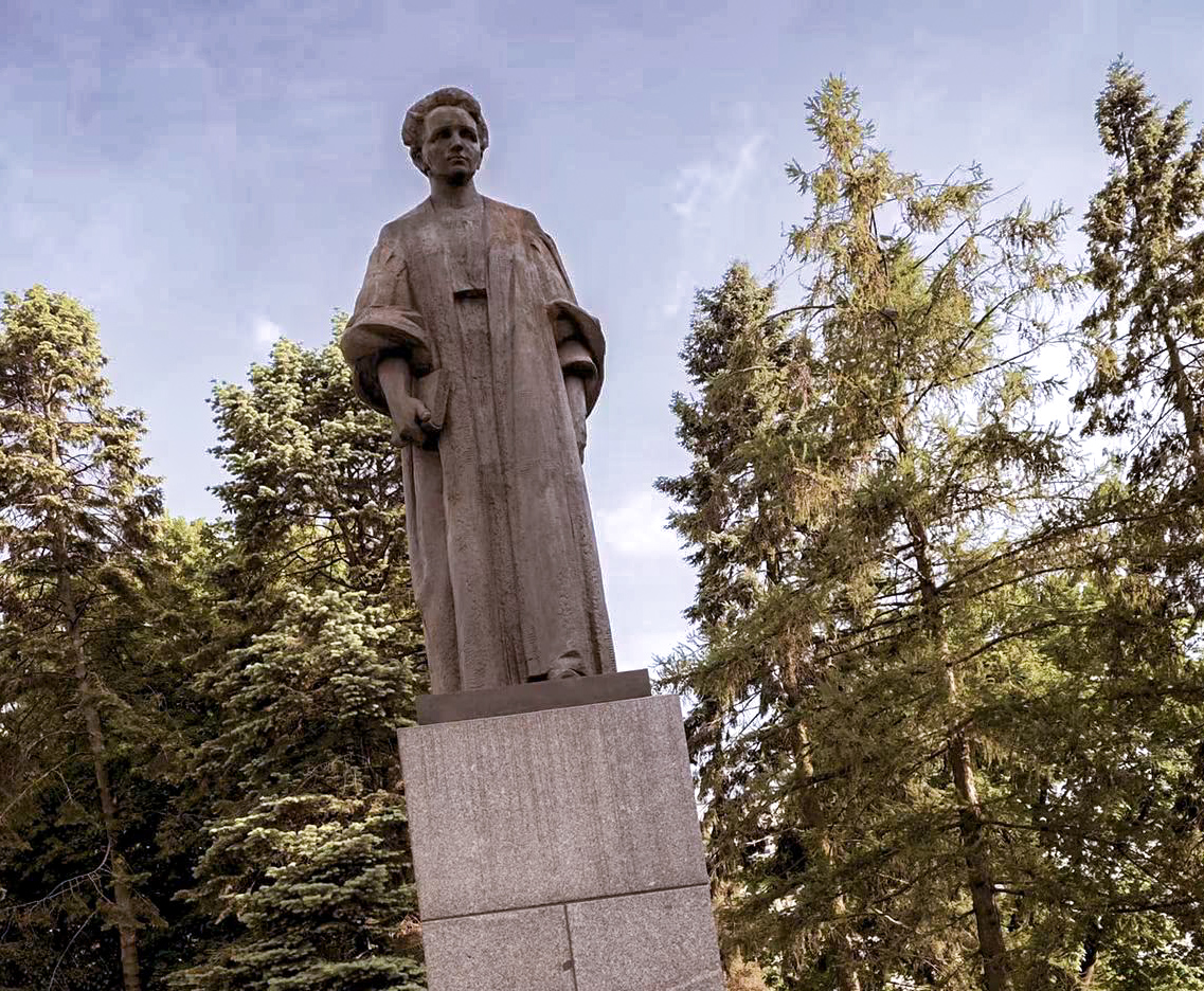 Między gorsetem a laboratorium. Ubiór Marii Skłodowskiej-Curie na tle mody przełomu XIX i XX wieku