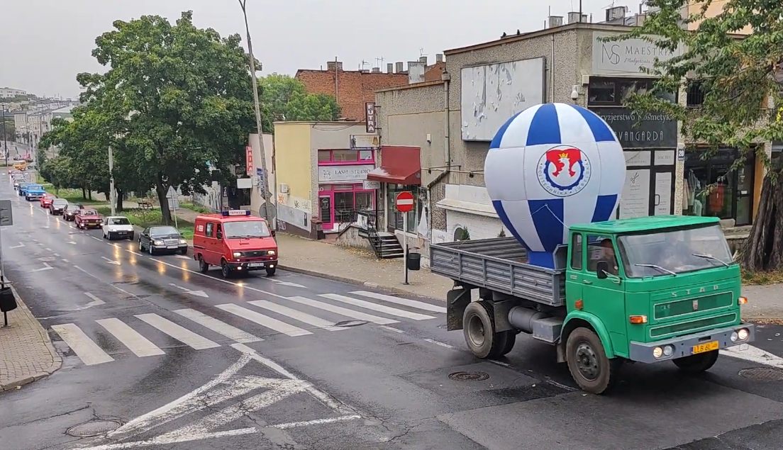 Parada samochodów i motocykli