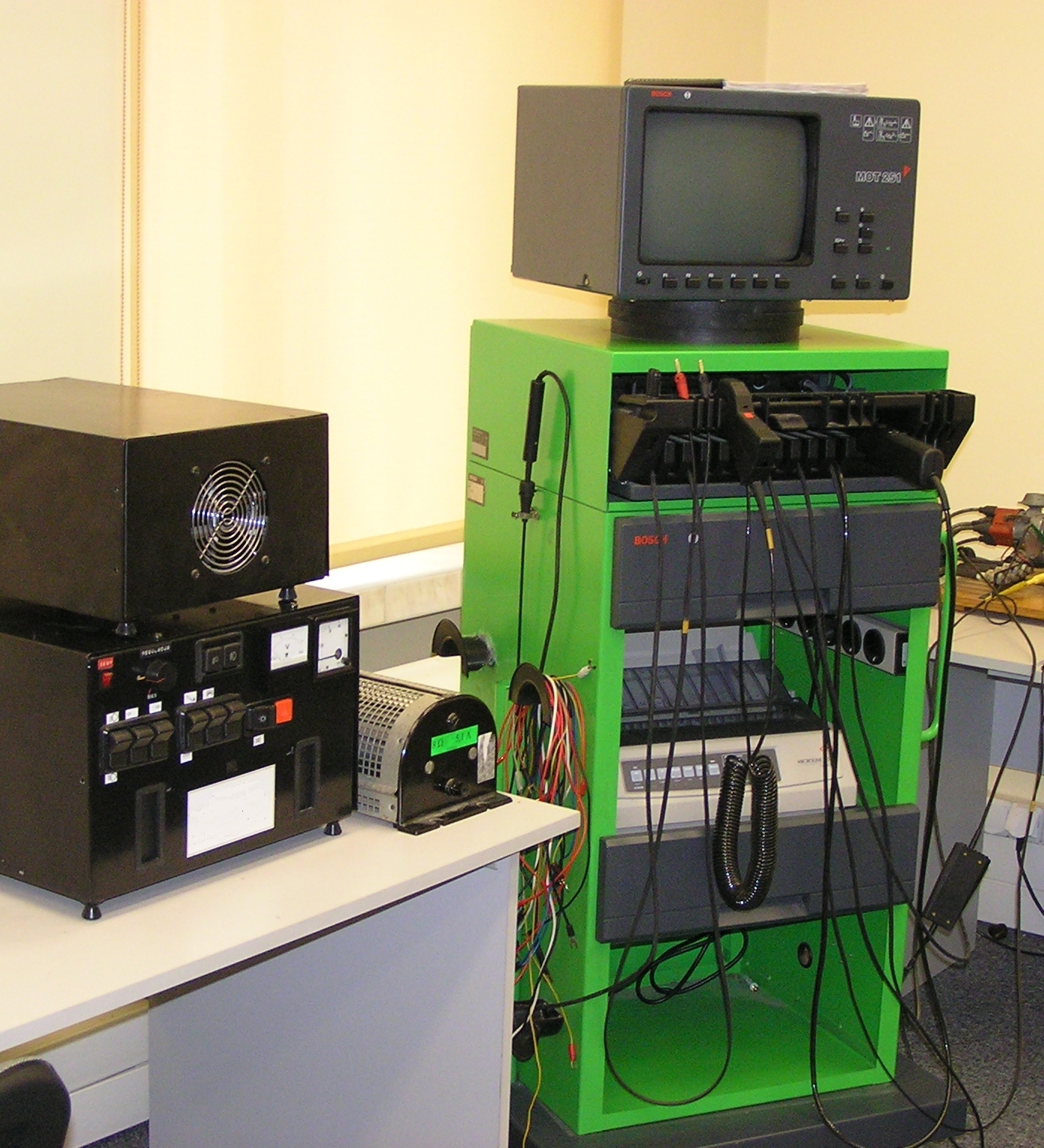 Zastosowanie elektroniki i informatyki we współczesnych pojazdach samochodowych